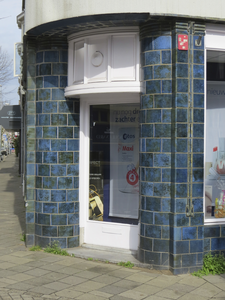 906210 Gezicht op de entree van het voormalige filiaal van de firma P. de Gruijter en Zoon (Burgemeester Reigerstraat ...